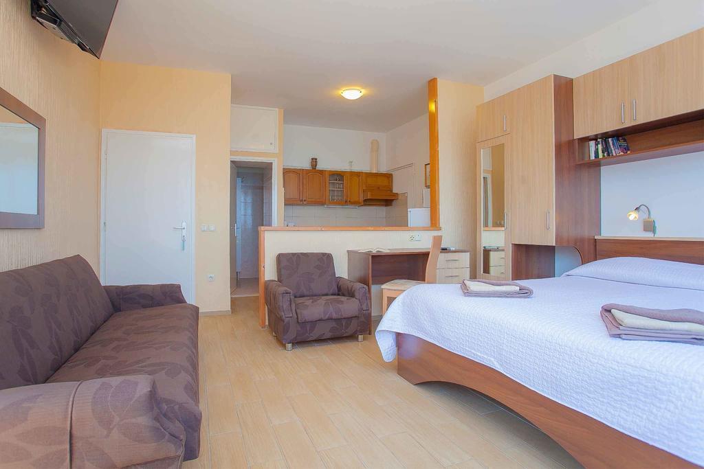 Guest House Lovric ルンバルダ エクステリア 写真